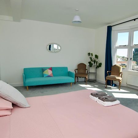 Beautiful Large 3-Bed Coastal Flat With Parking. Lägenhet Frinton-on-Sea Exteriör bild