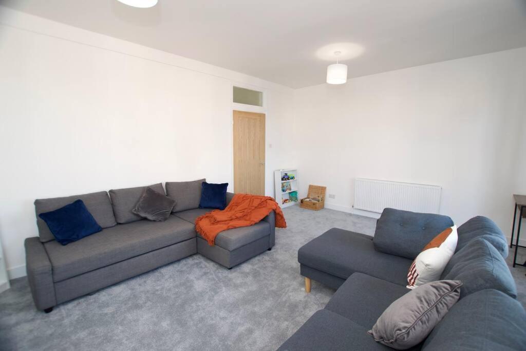 Beautiful Large 3-Bed Coastal Flat With Parking. Lägenhet Frinton-on-Sea Exteriör bild