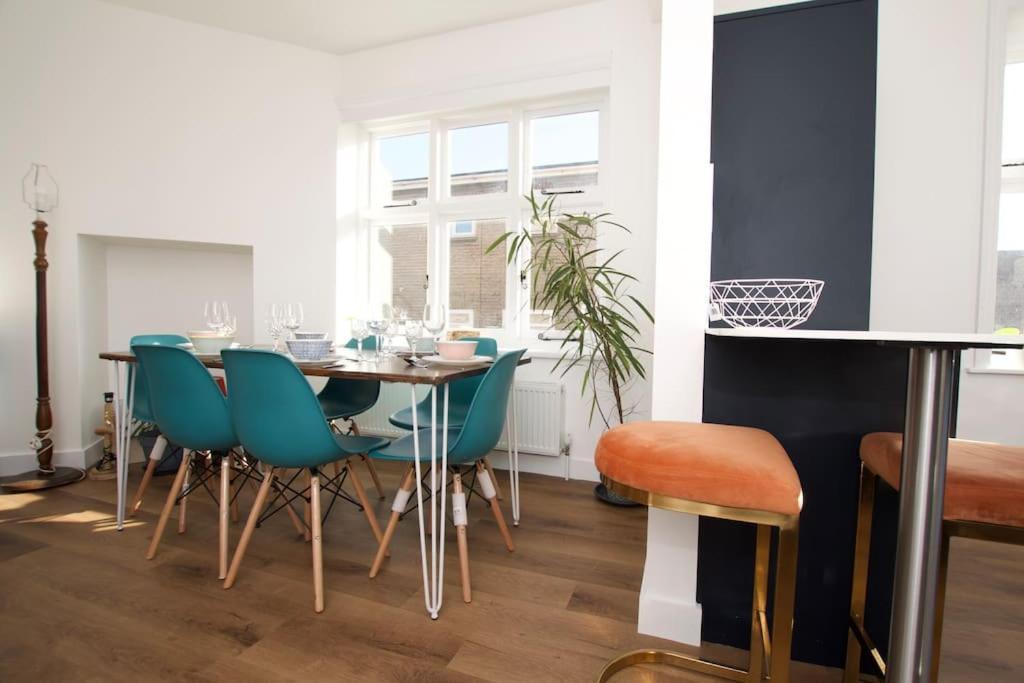 Beautiful Large 3-Bed Coastal Flat With Parking. Lägenhet Frinton-on-Sea Exteriör bild