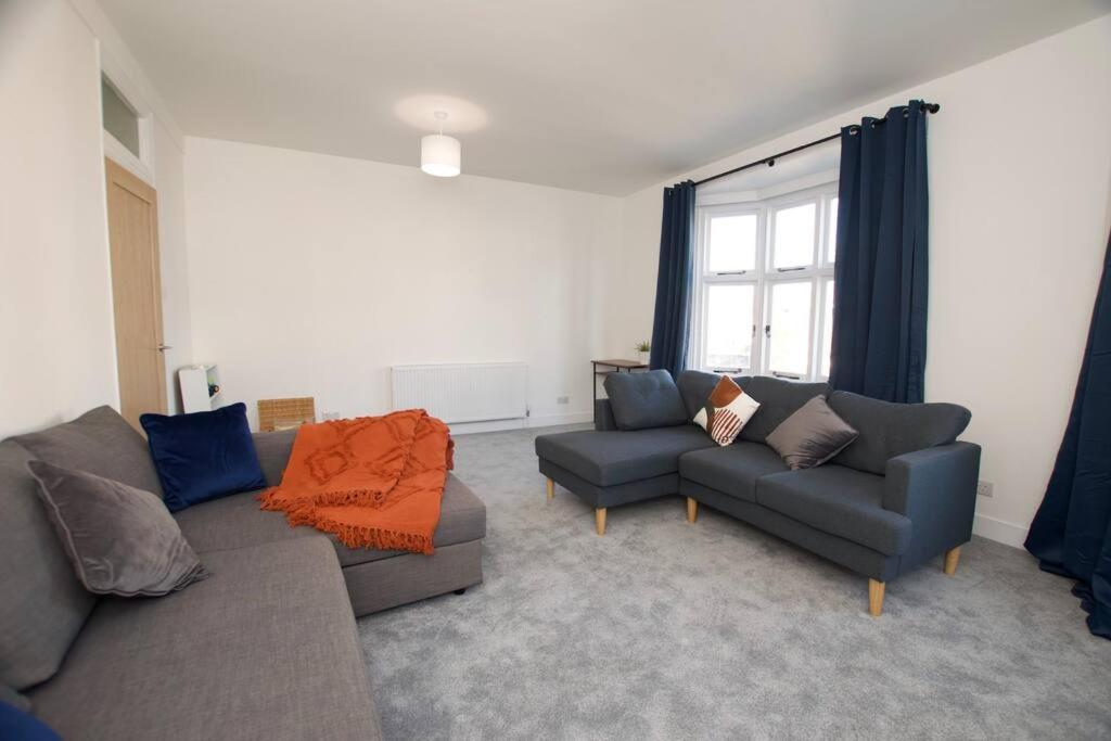 Beautiful Large 3-Bed Coastal Flat With Parking. Lägenhet Frinton-on-Sea Exteriör bild