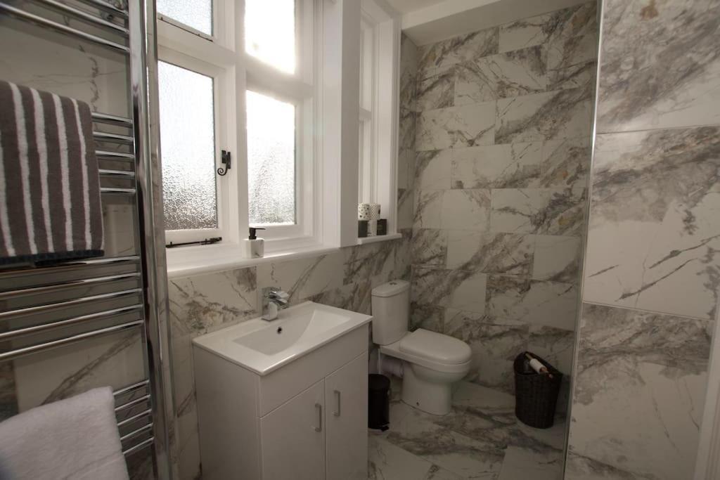 Beautiful Large 3-Bed Coastal Flat With Parking. Lägenhet Frinton-on-Sea Exteriör bild