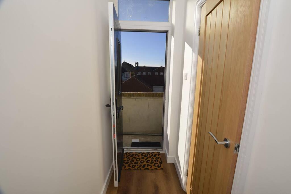 Beautiful Large 3-Bed Coastal Flat With Parking. Lägenhet Frinton-on-Sea Exteriör bild