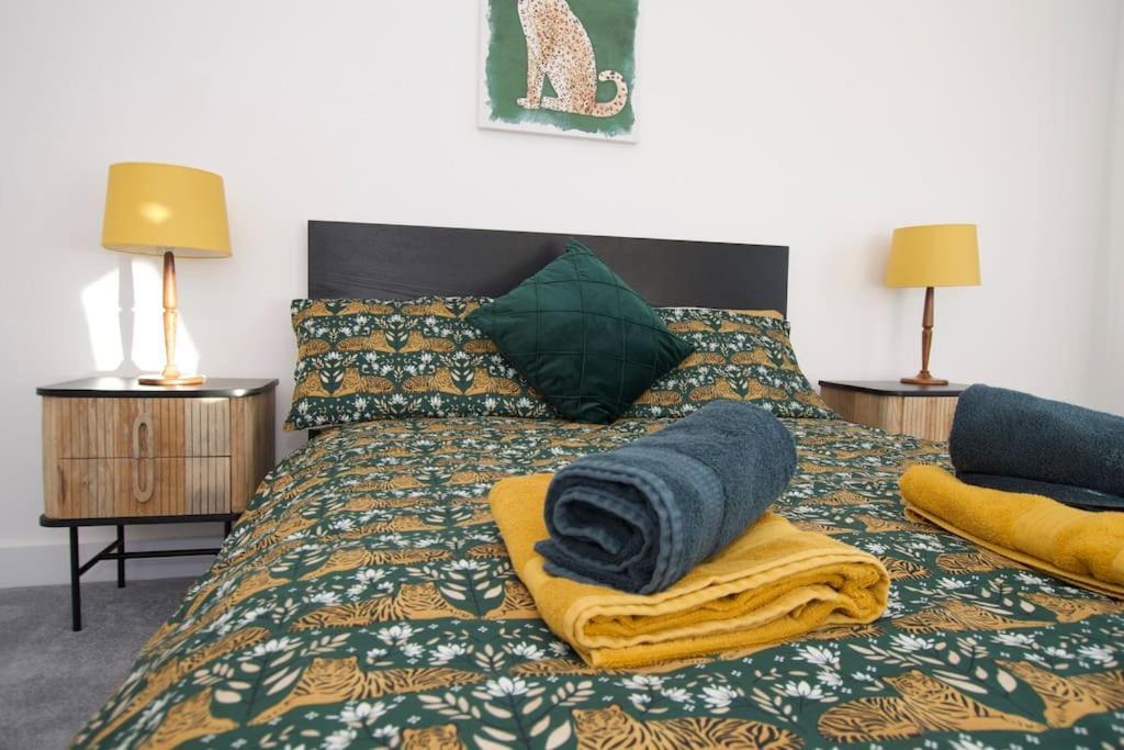 Beautiful Large 3-Bed Coastal Flat With Parking. Lägenhet Frinton-on-Sea Exteriör bild