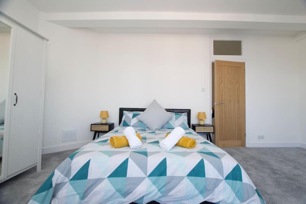Beautiful Large 3-Bed Coastal Flat With Parking. Lägenhet Frinton-on-Sea Exteriör bild