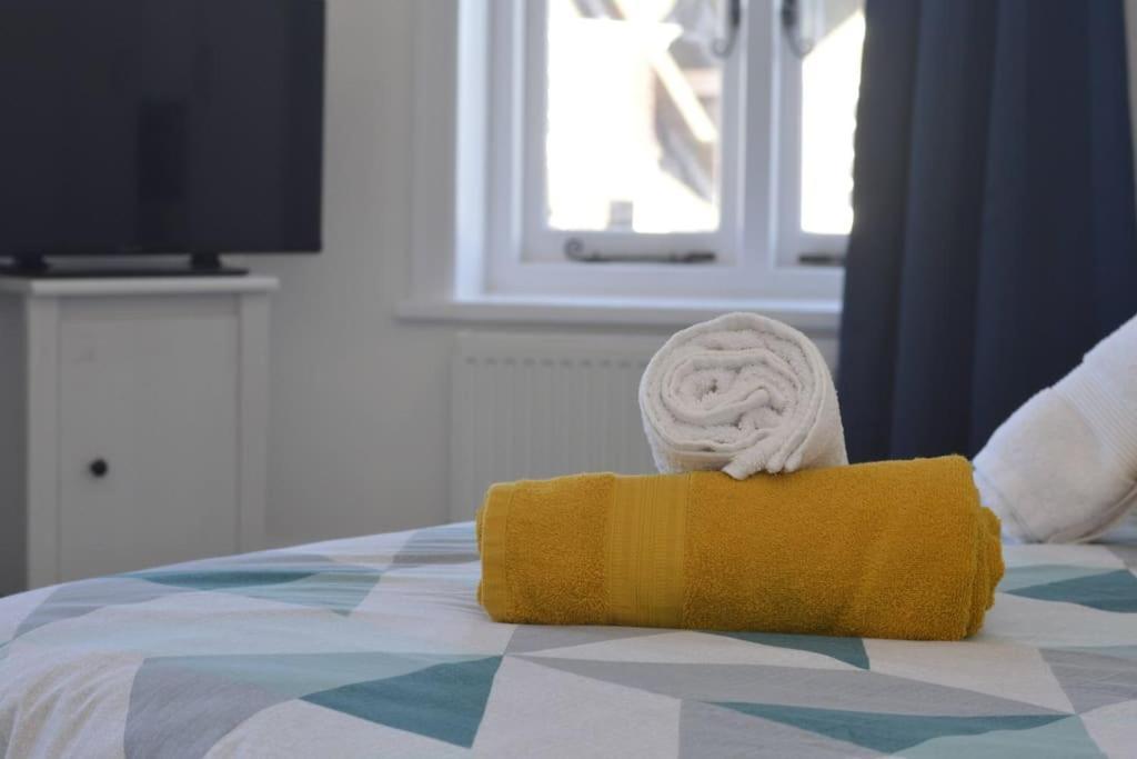 Beautiful Large 3-Bed Coastal Flat With Parking. Lägenhet Frinton-on-Sea Exteriör bild