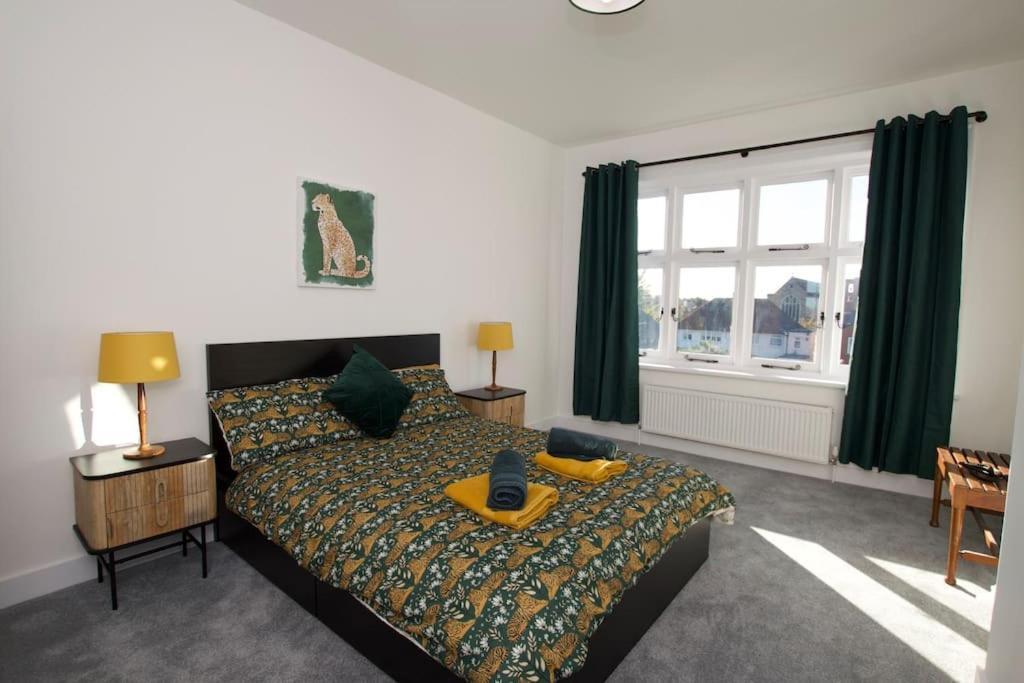 Beautiful Large 3-Bed Coastal Flat With Parking. Lägenhet Frinton-on-Sea Exteriör bild