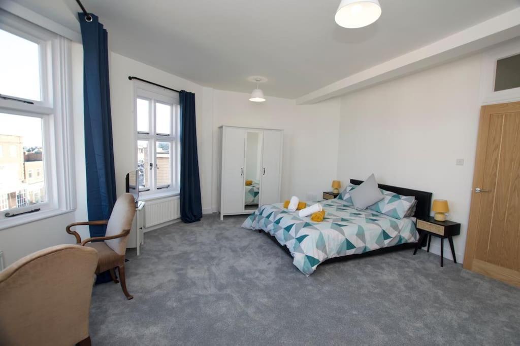 Beautiful Large 3-Bed Coastal Flat With Parking. Lägenhet Frinton-on-Sea Exteriör bild