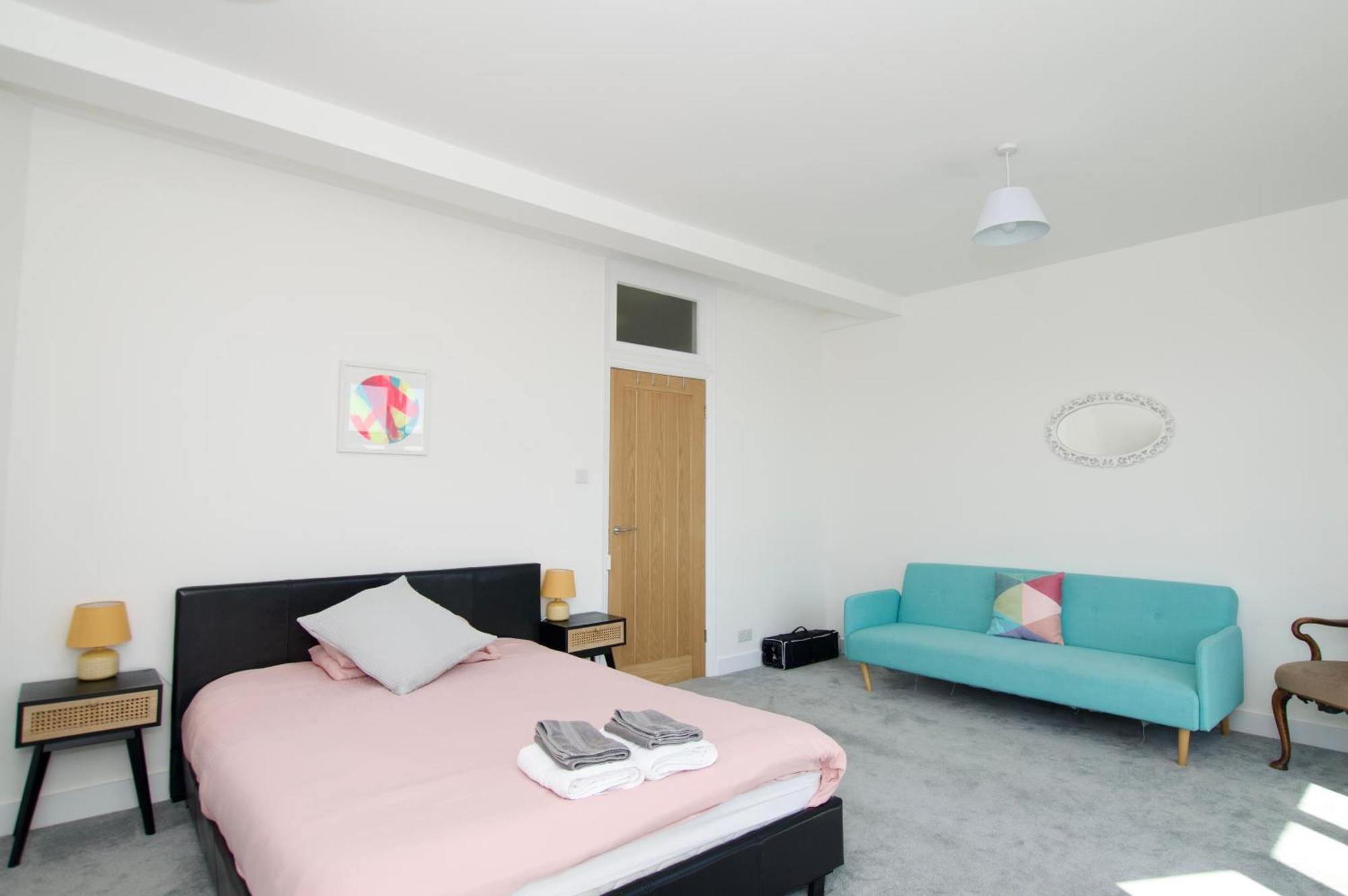 Beautiful Large 3-Bed Coastal Flat With Parking. Lägenhet Frinton-on-Sea Exteriör bild
