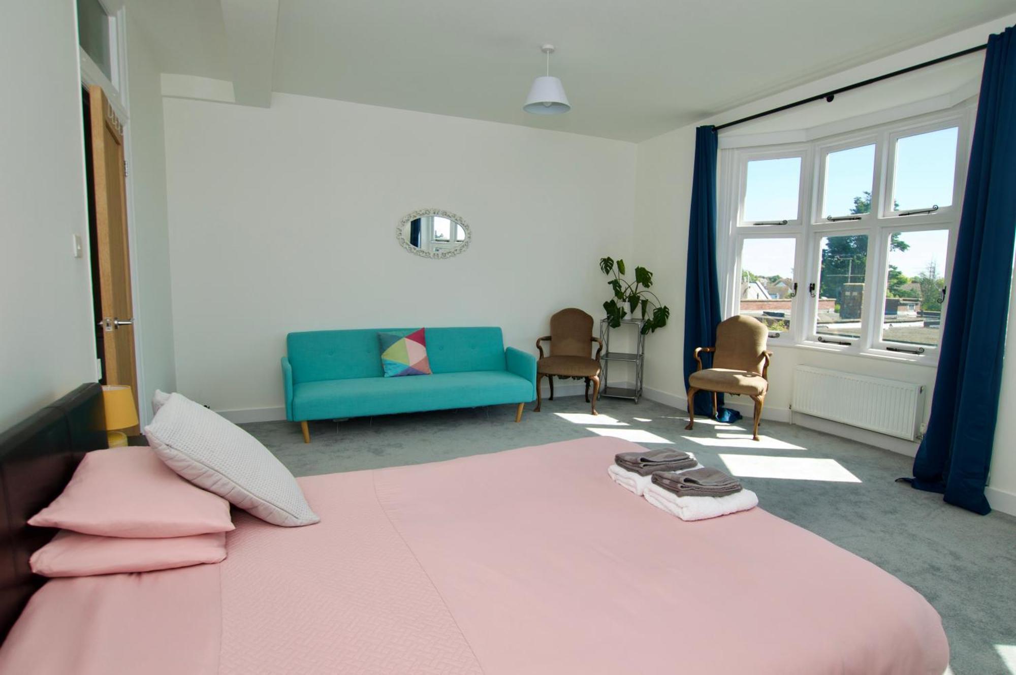 Beautiful Large 3-Bed Coastal Flat With Parking. Lägenhet Frinton-on-Sea Exteriör bild