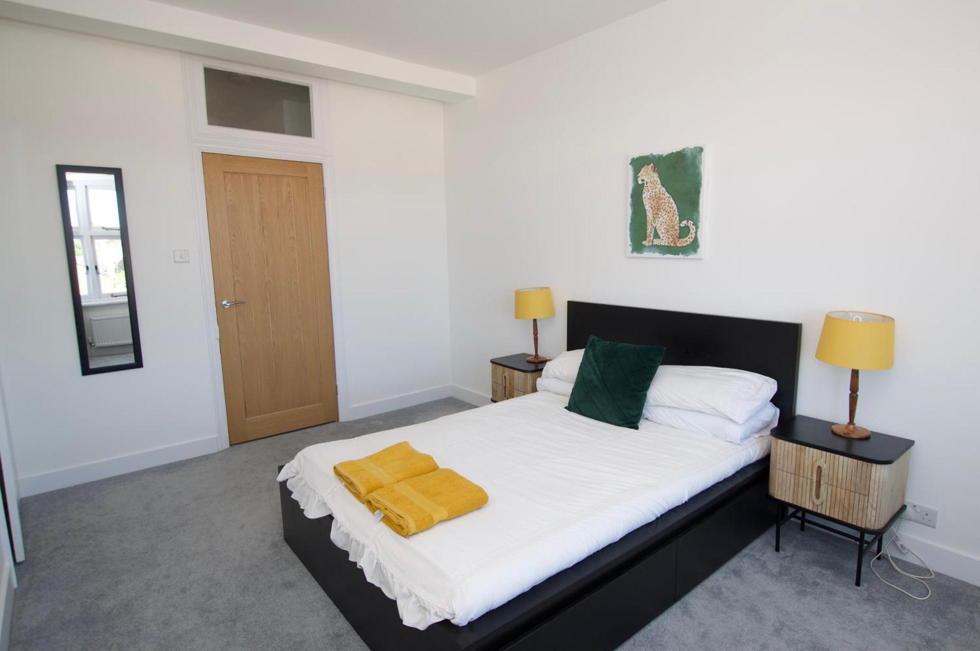 Beautiful Large 3-Bed Coastal Flat With Parking. Lägenhet Frinton-on-Sea Exteriör bild
