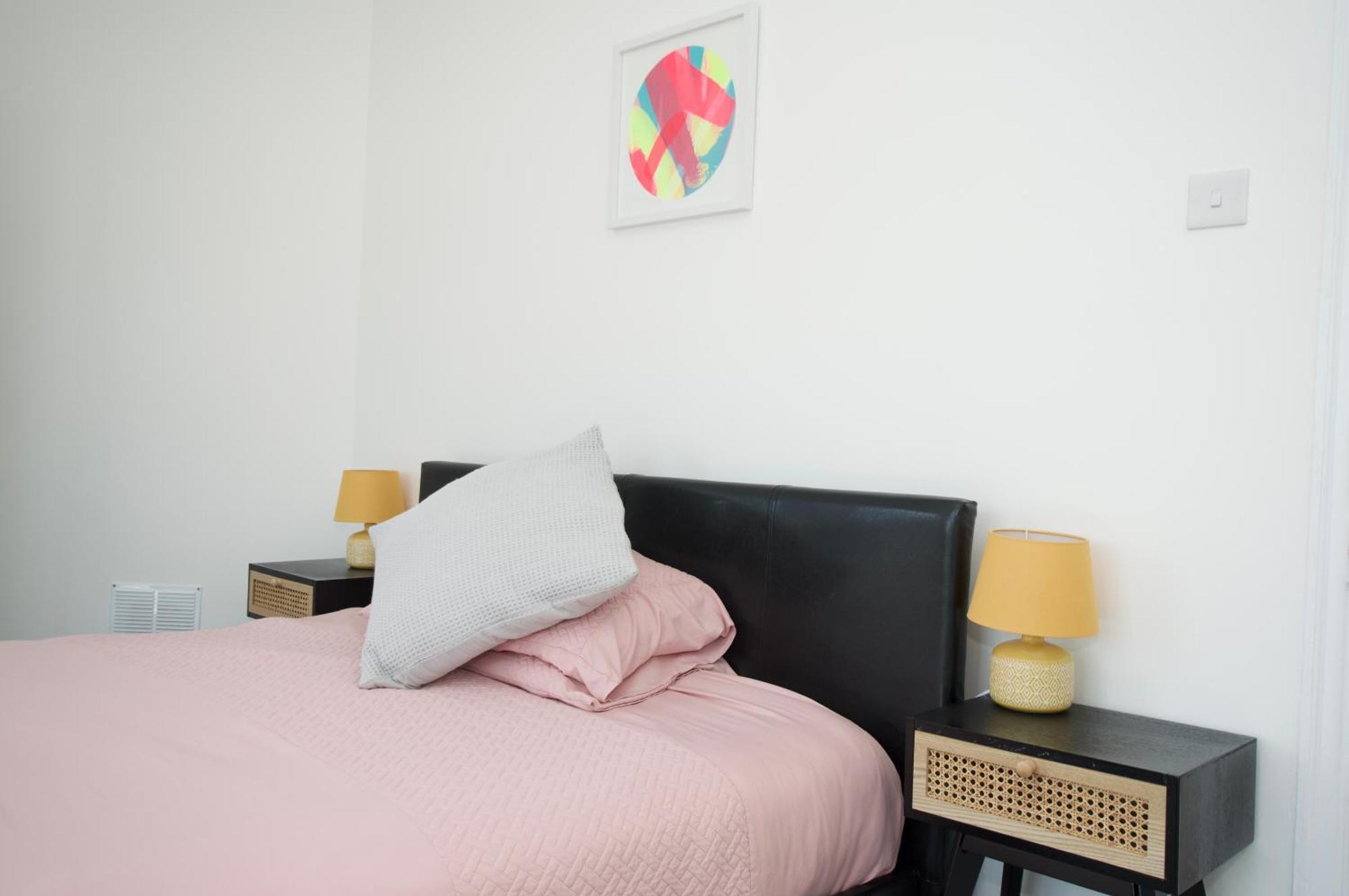 Beautiful Large 3-Bed Coastal Flat With Parking. Lägenhet Frinton-on-Sea Exteriör bild