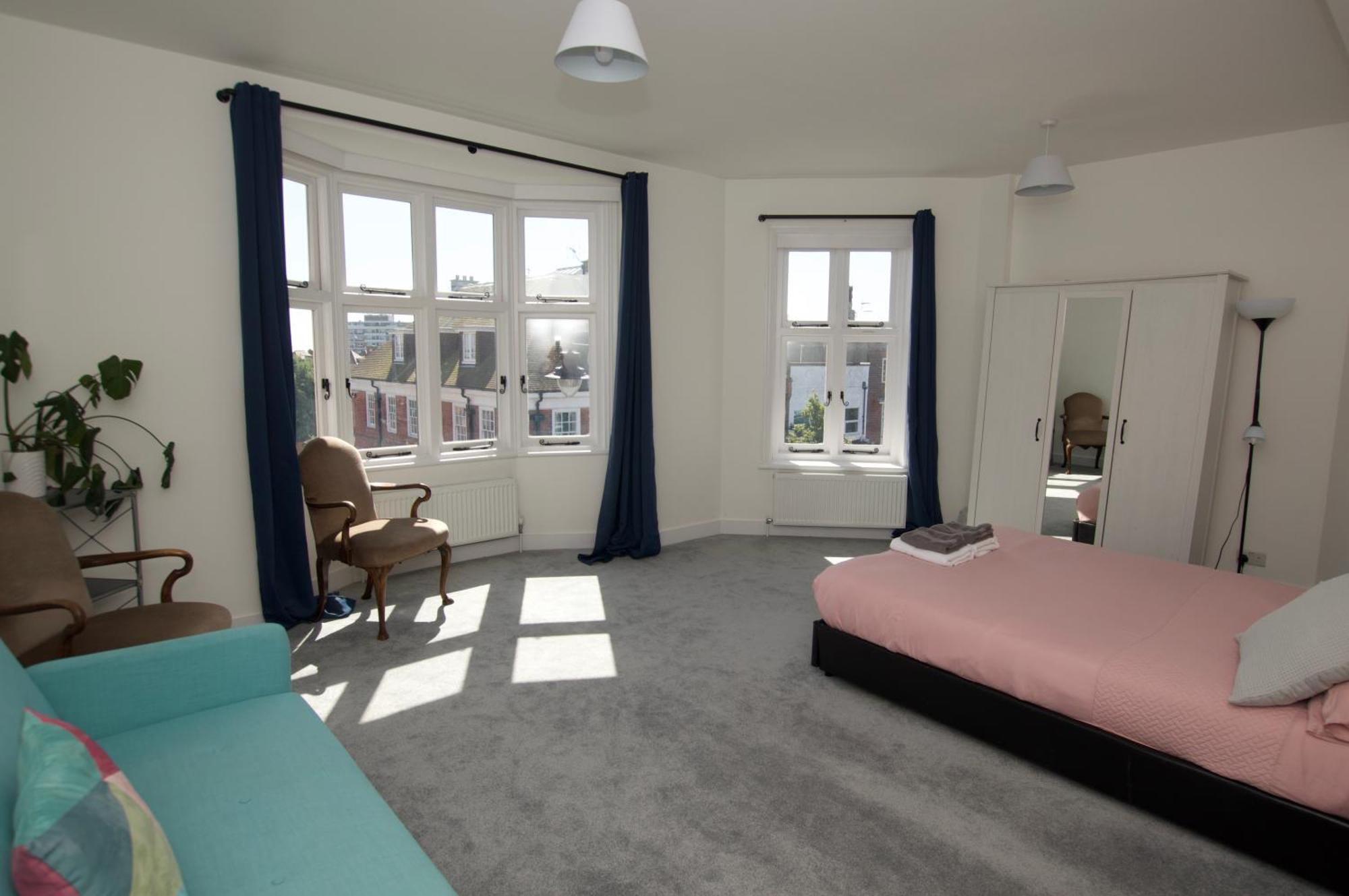 Beautiful Large 3-Bed Coastal Flat With Parking. Lägenhet Frinton-on-Sea Exteriör bild