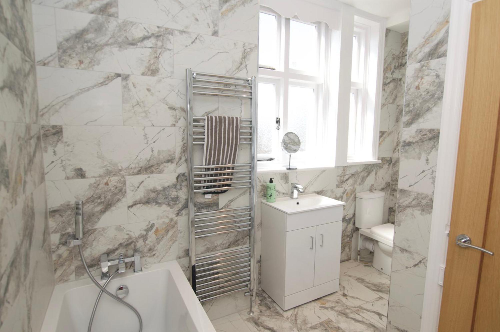 Beautiful Large 3-Bed Coastal Flat With Parking. Lägenhet Frinton-on-Sea Exteriör bild