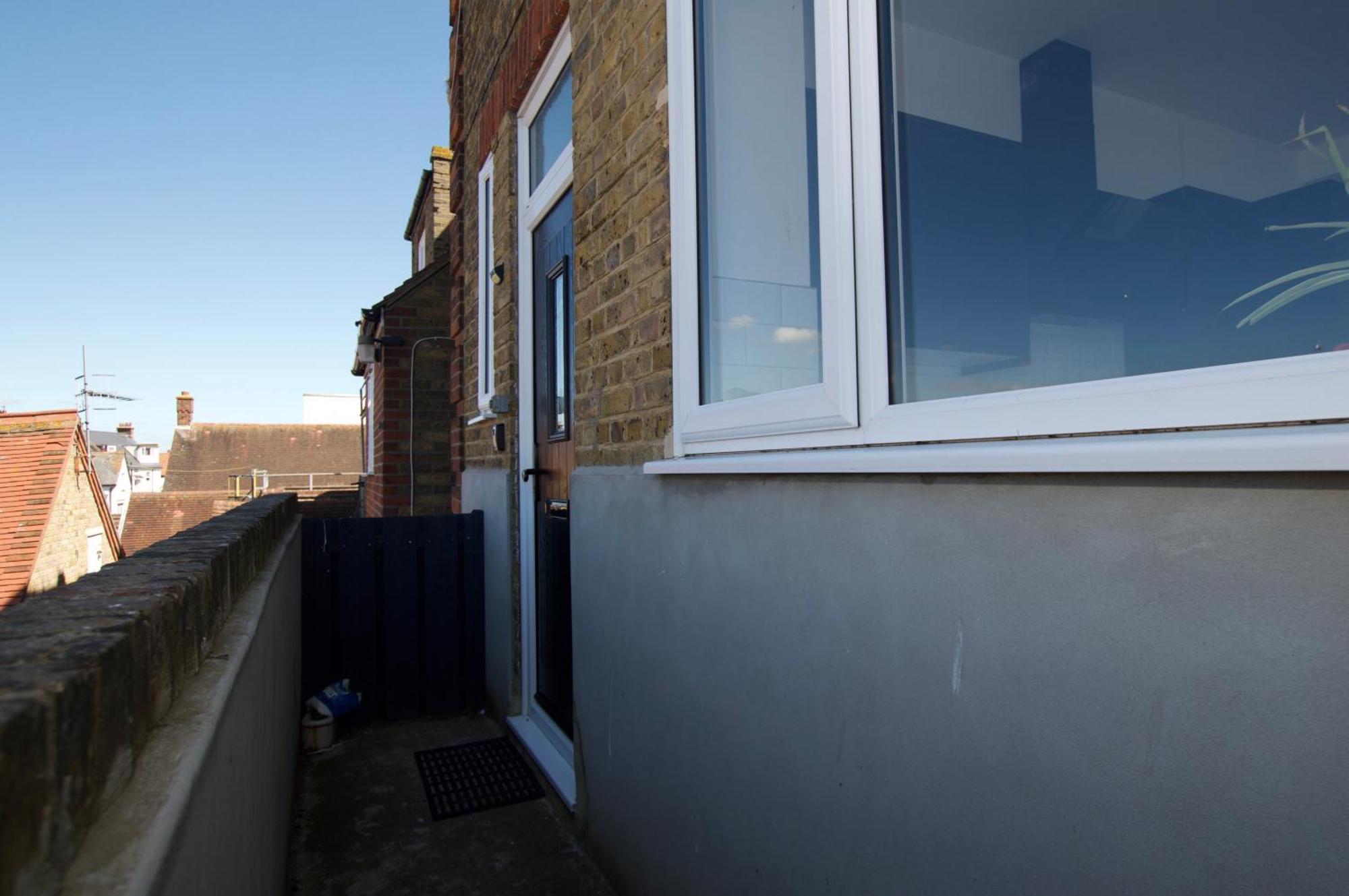 Beautiful Large 3-Bed Coastal Flat With Parking. Lägenhet Frinton-on-Sea Exteriör bild