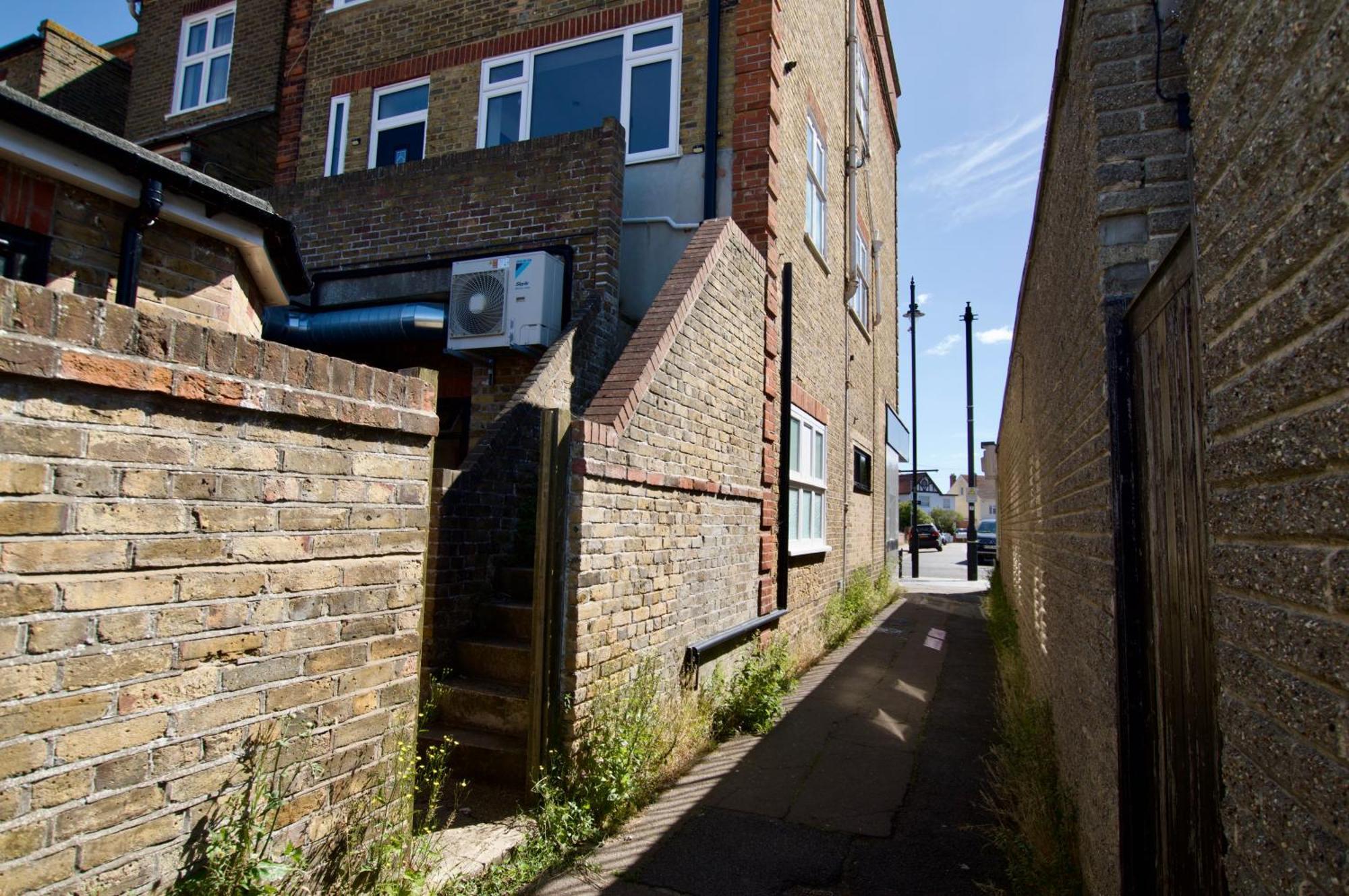 Beautiful Large 3-Bed Coastal Flat With Parking. Lägenhet Frinton-on-Sea Exteriör bild