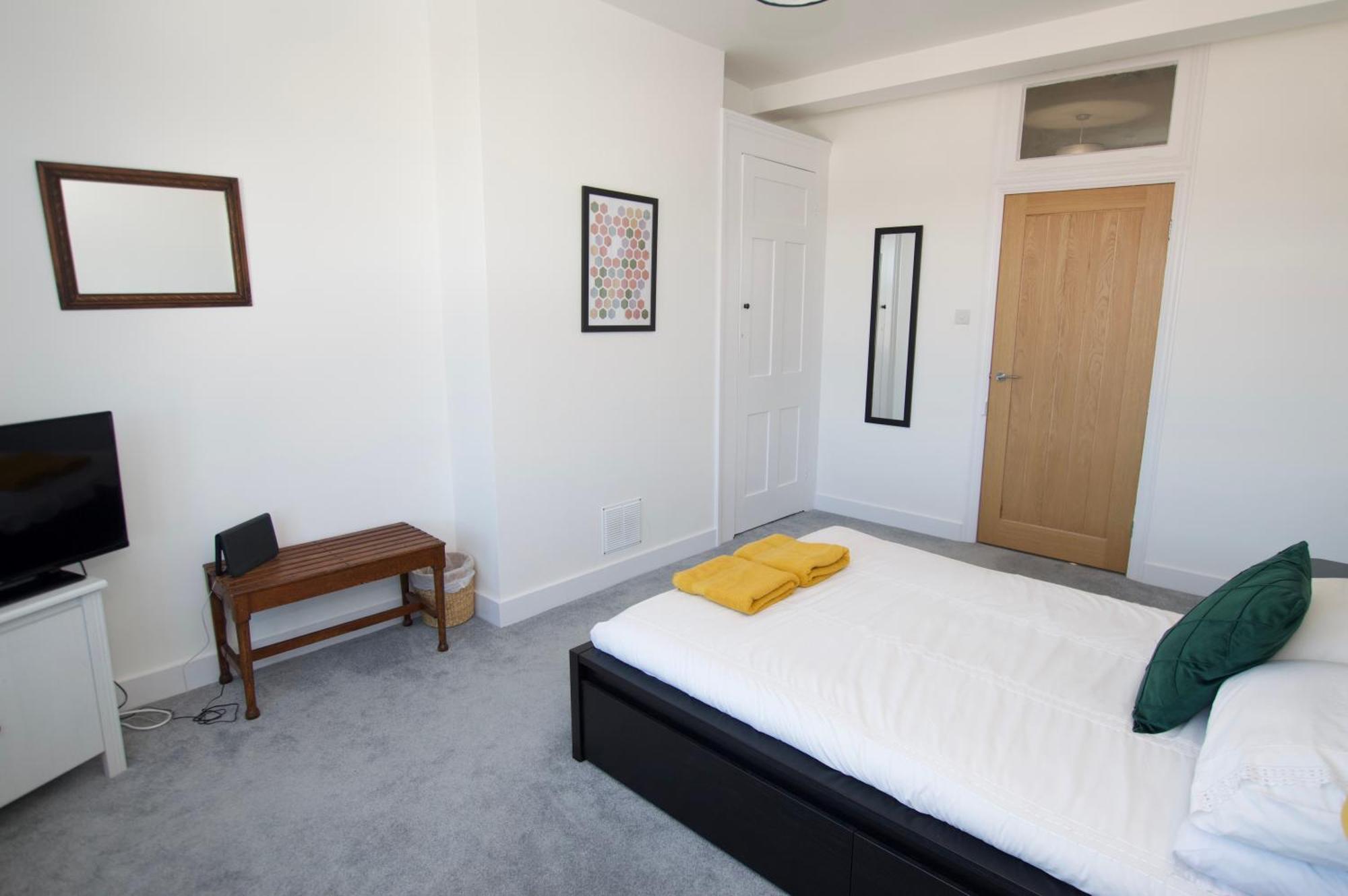 Beautiful Large 3-Bed Coastal Flat With Parking. Lägenhet Frinton-on-Sea Exteriör bild