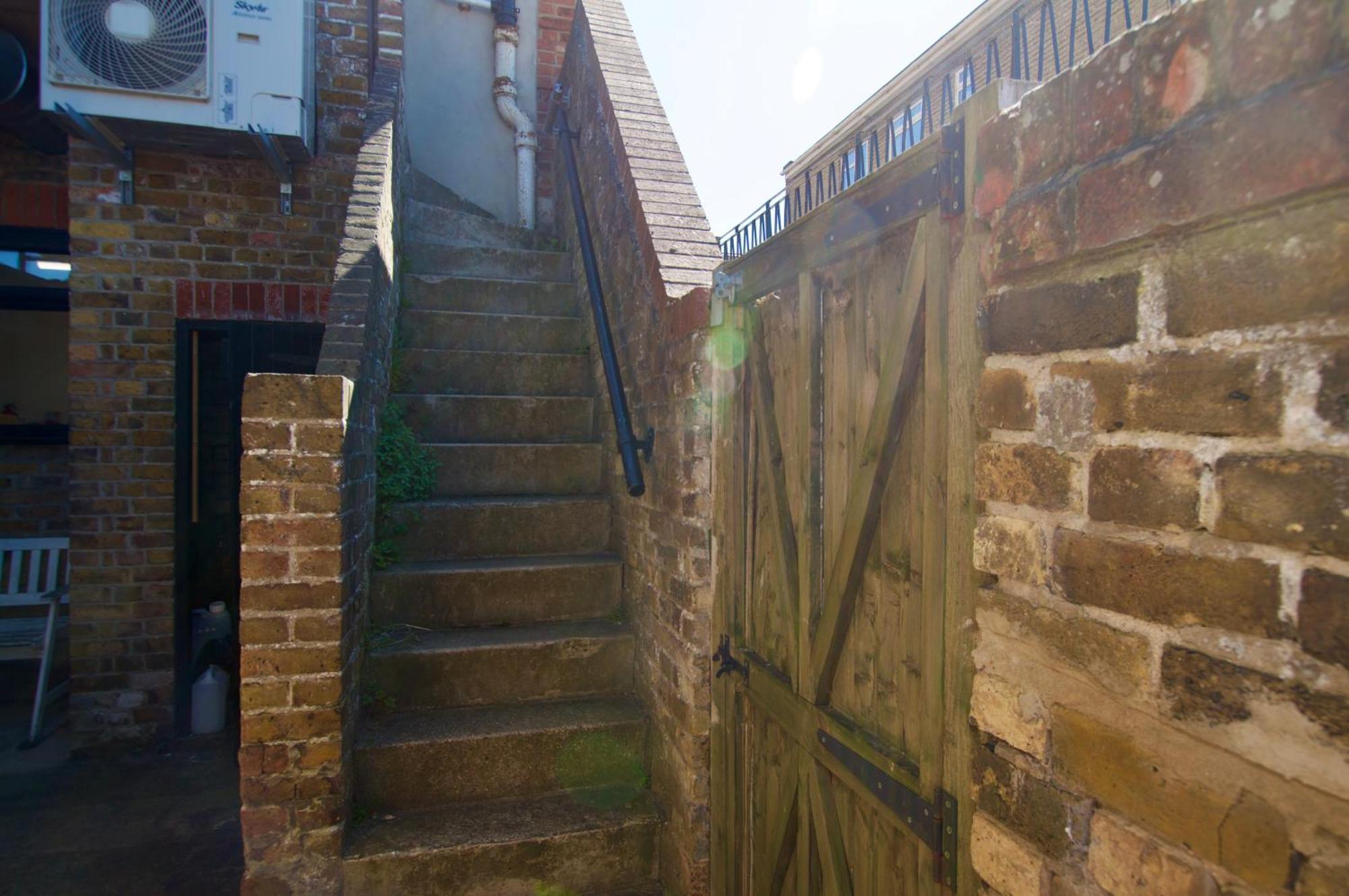Beautiful Large 3-Bed Coastal Flat With Parking. Lägenhet Frinton-on-Sea Exteriör bild