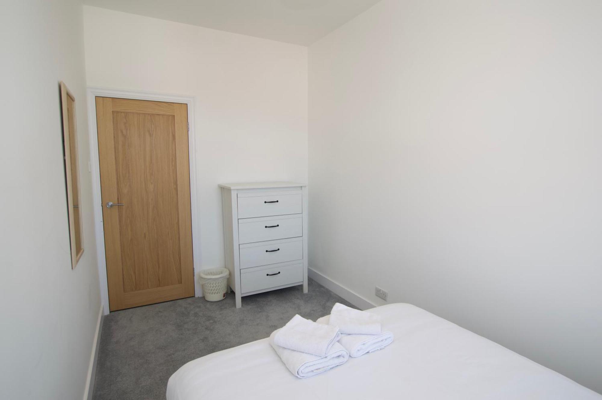 Beautiful Large 3-Bed Coastal Flat With Parking. Lägenhet Frinton-on-Sea Exteriör bild