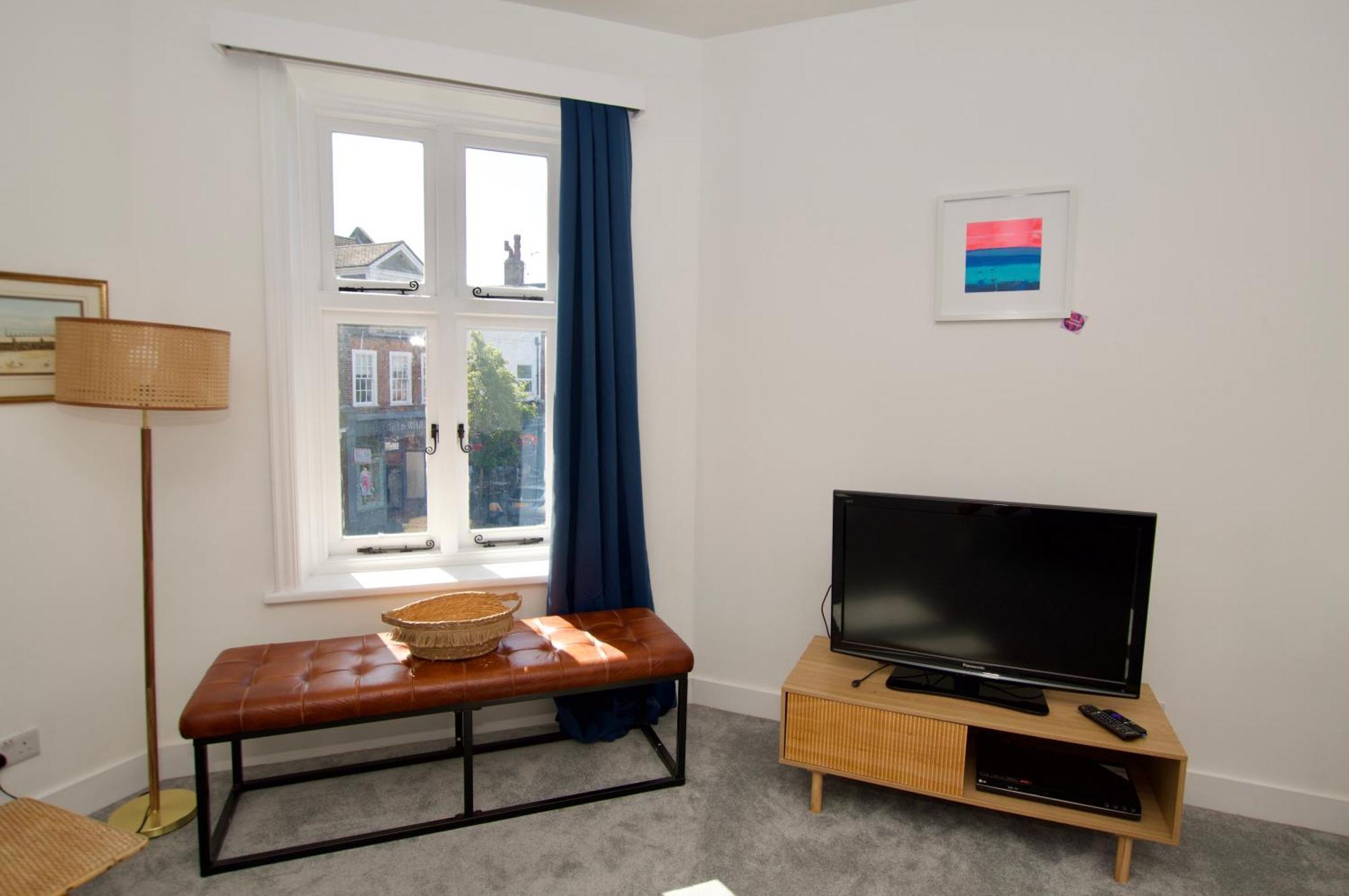 Beautiful Large 3-Bed Coastal Flat With Parking. Lägenhet Frinton-on-Sea Exteriör bild